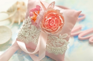 Свадебная подушечка для колец с цветами ручной работы  Lillas.ru